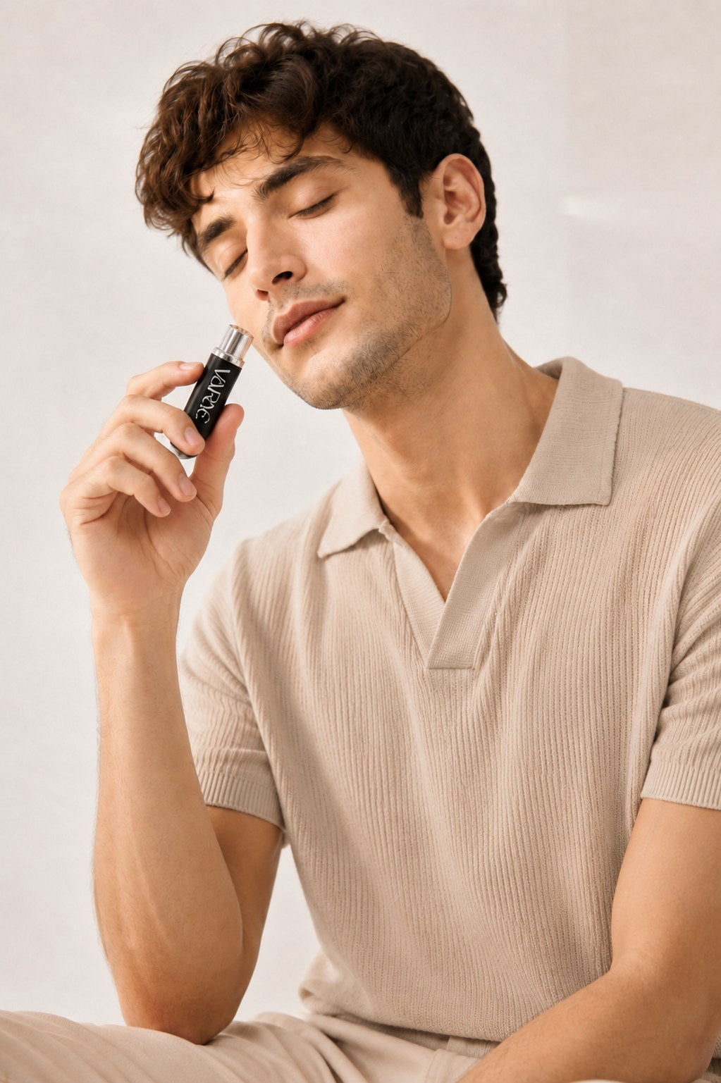 Noir Black · VARAÉ ANCHOR inhaler in use, one slow breath for calm